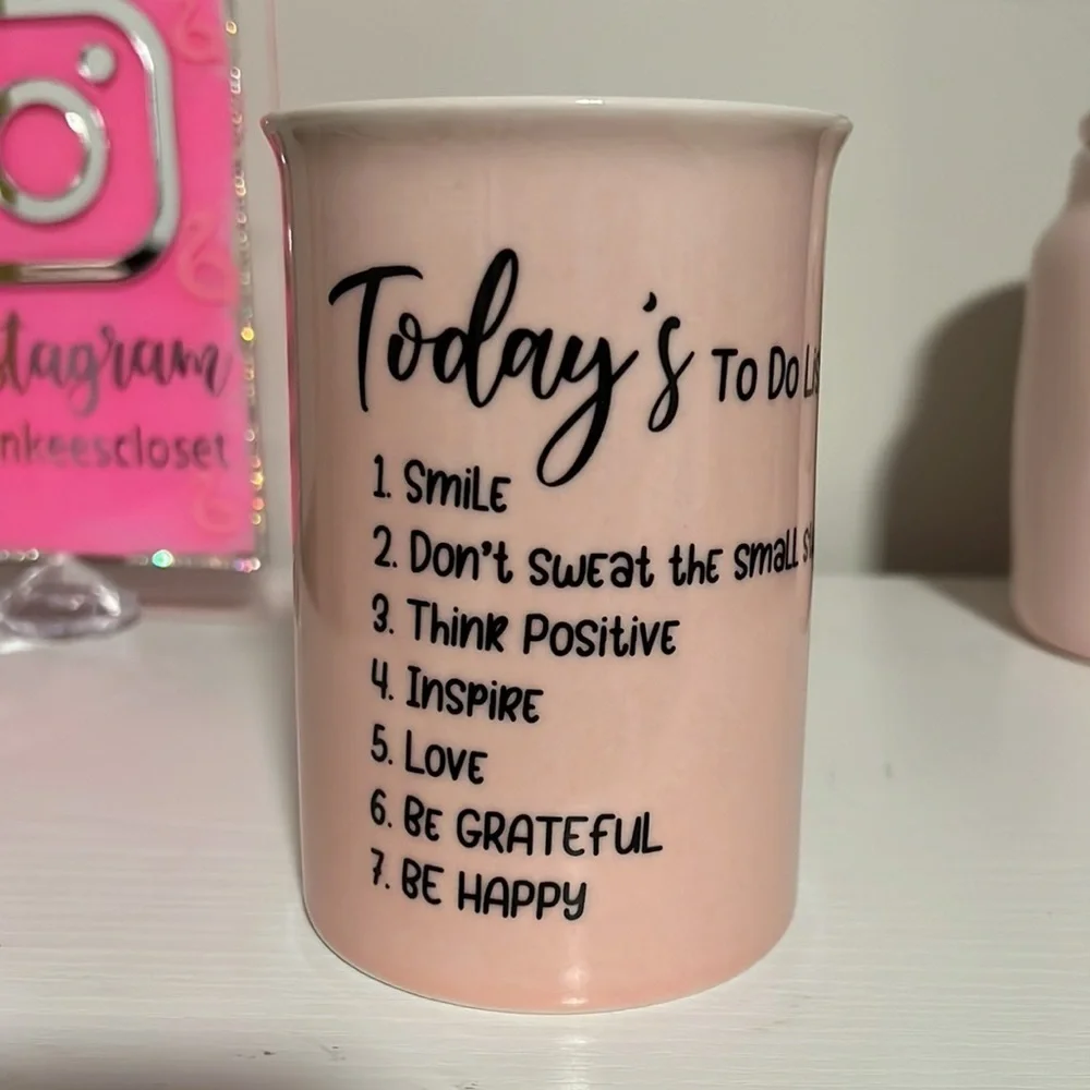 PINK MAKEUP BRUSH HOLDER